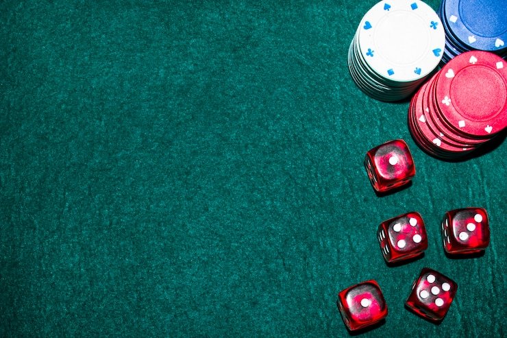 Dealer live casino profesional berinteraksi dengan pemain secara online